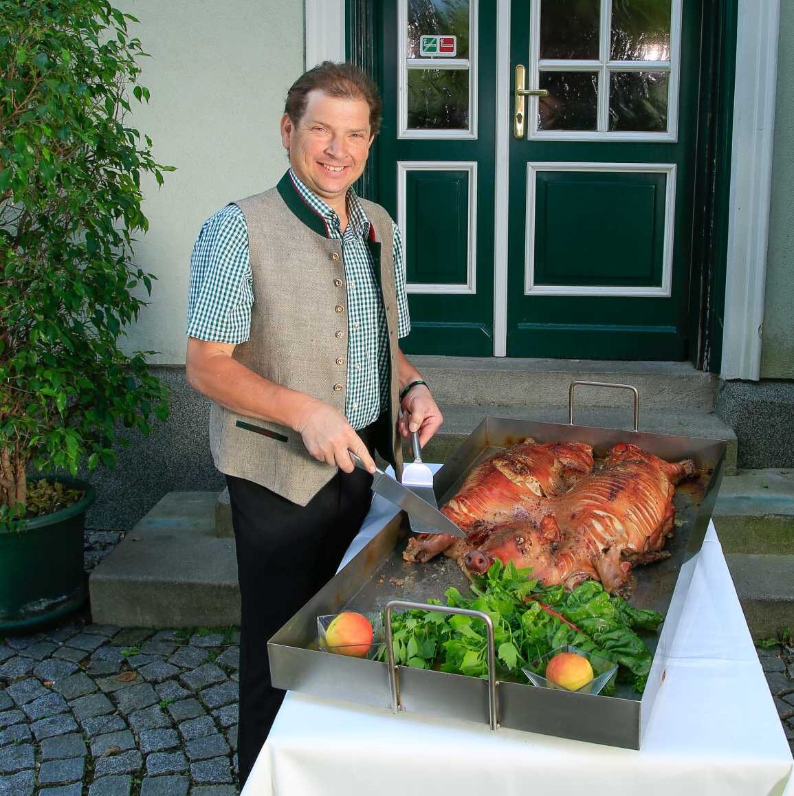 Leopold Franzl mit Spanferkel beim Catering
